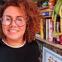 Retrato de Larissa Mercury, apresentadora e pesquisadora do podcast Quer que eu Desenhe?
